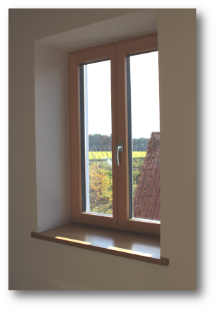Fenster innen mit Fensterbank aus Holz